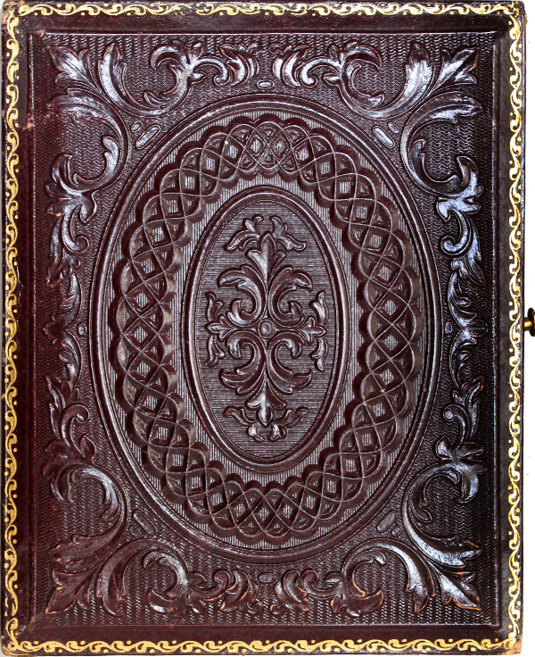 Figuras 9 y 10. Detalle de los estuches de los daguerrotipos: repujado (inv. 329) y logotipo en la almohadilla de terciopelo (inv. 325). Instituto de Valencia de Don Juan