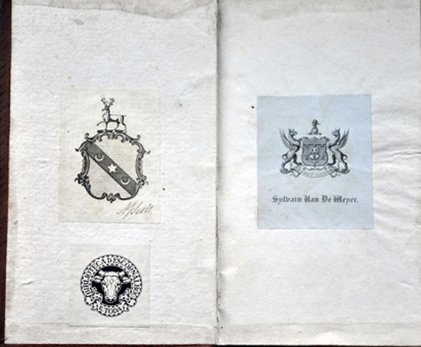 Exlibris amb l'escut heràldic de Jean-Sylvain Van de Weyer al costat d'un altre exlibris heràldic signat per A. Scott i l'exlibris de Toda dissenyat per J. Triadó en el llibre de Louis-Sébastien Mercier, <em>Le Nouveau Paris</span> (A Brunsvic, [1798?])